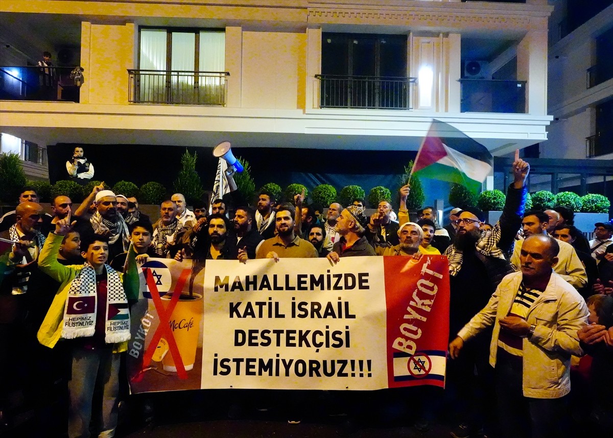Üsküdar'da bir grup, mahallelerinde şube açmayı planlayan McDonald's'ı protesto etti. Bahçelievler...