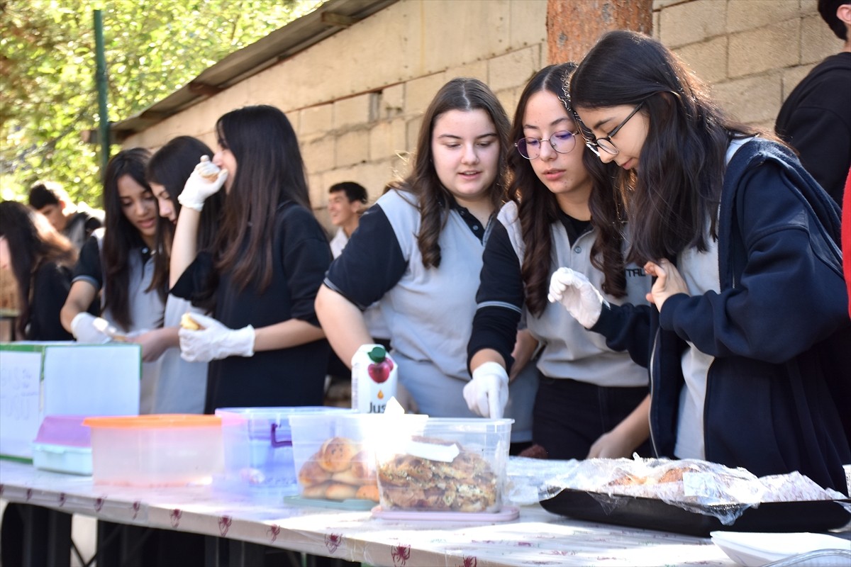 Van'daki birçok okulda İl Milli Eğitim Müdürlüğünün desteğiyle Gazze halkına yardım amacıyla...