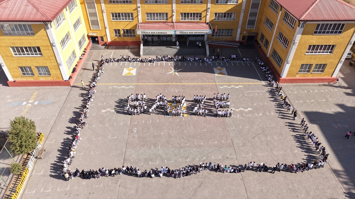 Van'ın Erciş ilçesinde kağıtlara Filistin bayrağı çizerek okulun bahçesinde "Gazze" koreografisi...