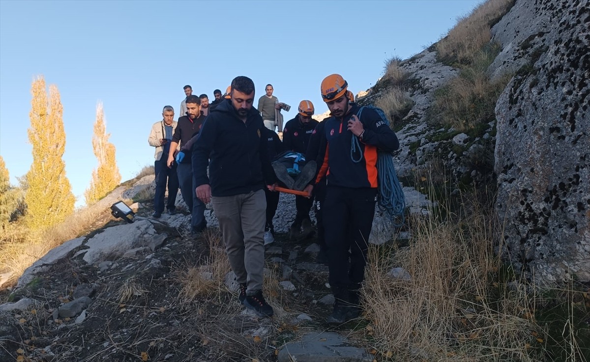 Van Kalesi'nde kayalık alandan düşen 40 yaşındaki kişi, mahsur kaldığı yerden ekiplerce...
