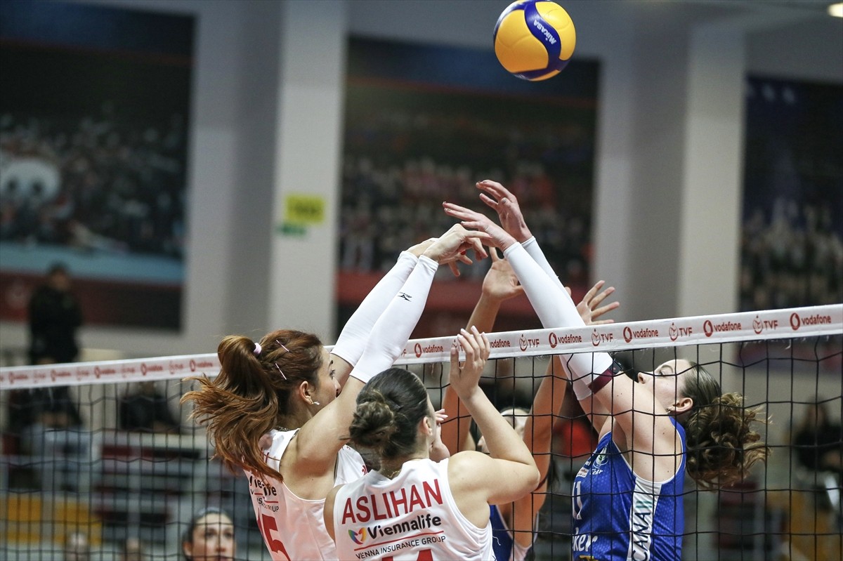 Vodafone Sultanlar Ligi'nin 2. haftasında Nilüfer Belediyespor Eker ile Aras Spor, Cengiz Göllü...