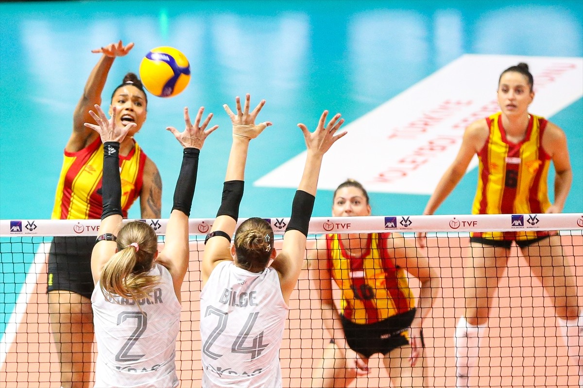 Voleybolda Kadınlar AXA Sigorta Kupa Voley 3. Grup maçında Göztepe ile Aydın Büyükşehir...