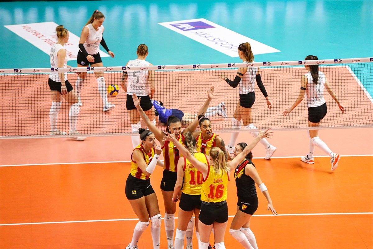 Voleybolda Kadınlar AXA Sigorta Kupa Voley 3. Grup maçında Göztepe ile Aydın Büyükşehir...