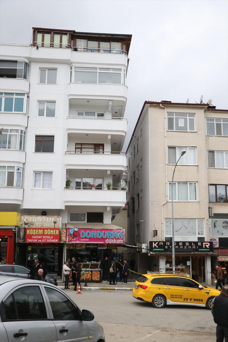 Yalova'daki evinin terasından düşerek hayatını kaybeden "Güllü" adıyla tanınan şarkıcı Gül Tut'un...