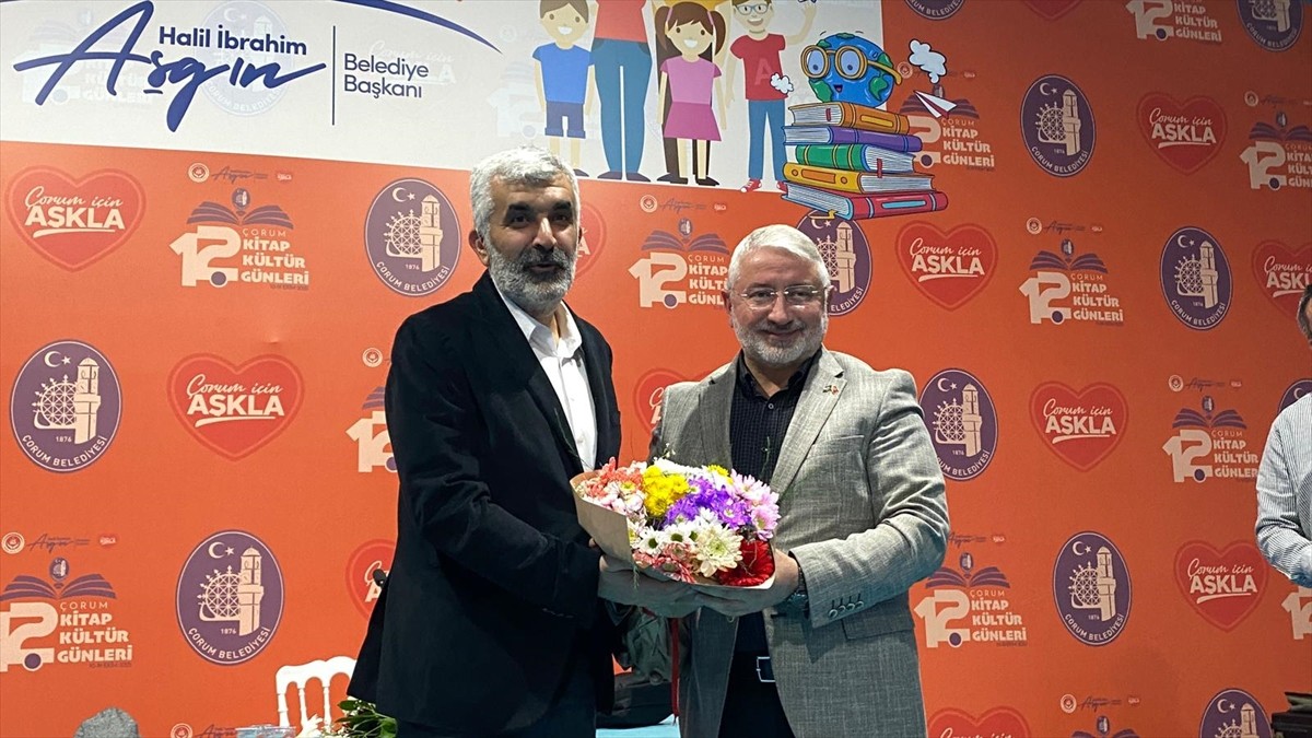 Yazar Ahmet Turgut (sağda), Çorum Belediyesince düzenlenen 12. Kitap Kültür Günleri kapsamında...