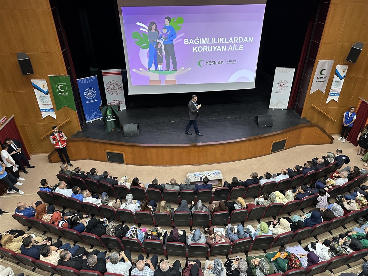 Yeşilay Genel Başkanı Mehmet Dinç, Adıyaman'ın Kahta ilçesindeki Kahtalı Mıçe Konferans Salonu'nda...