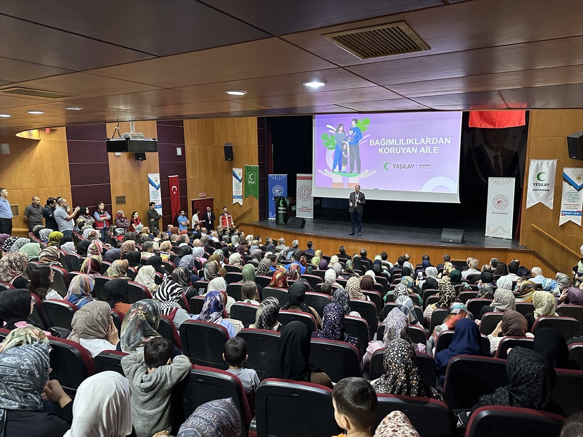 Yeşilay Genel Başkanı Mehmet Dinç, Adıyaman'ın Kahta ilçesindeki Kahtalı Mıçe Konferans Salonu'nda...