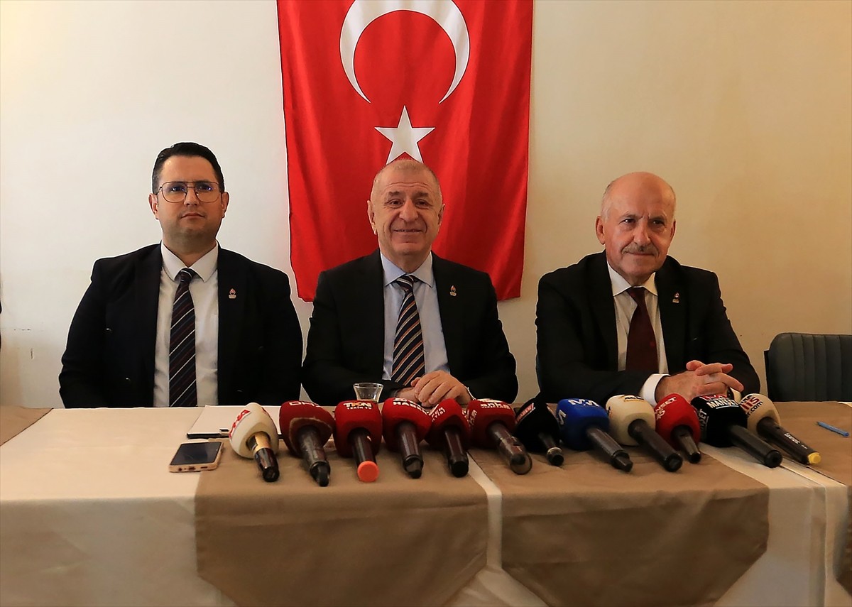 Zafer Partisi Genel Başkanı Ümit Özdağ (ortada), Manisa'da bir otelde düzenlediği basın...