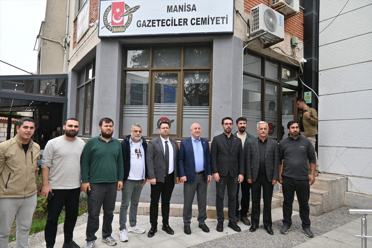 Zafer Partisi Genel Başkanı Ümit Özdağ (sol 6), Manisa Gazeteciler Cemiyetini ziyaret etti. Manisa...