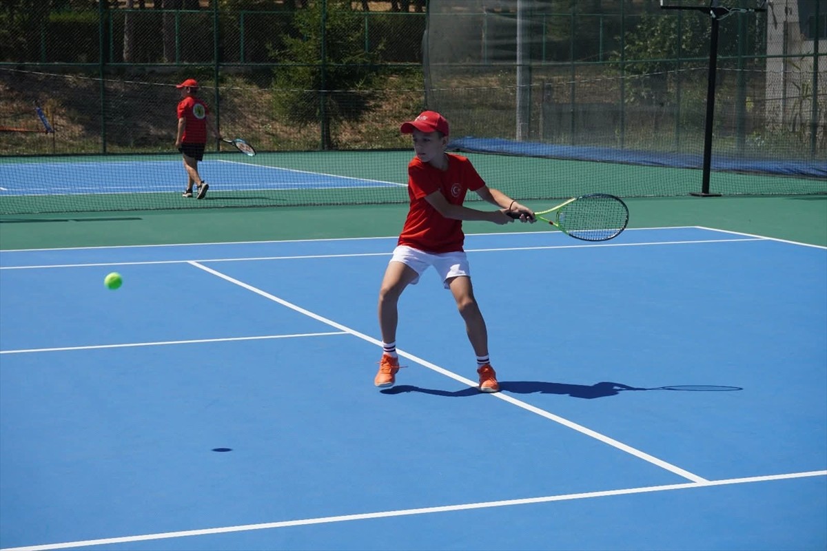 Zonguldak'ın Çaycuma ilçesinde bir yıl önce göreve başlayan Kaymakam Adem Kaya, spor sevgisini...