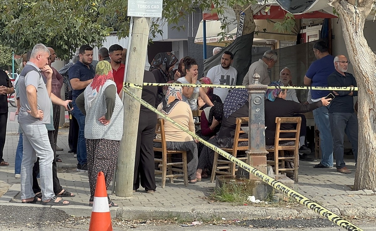 Adana'nın merkez Sarıçam ilçesinde bir kişi sokakta pompalı tüfekle vurularak öldürüldü, cinayet...