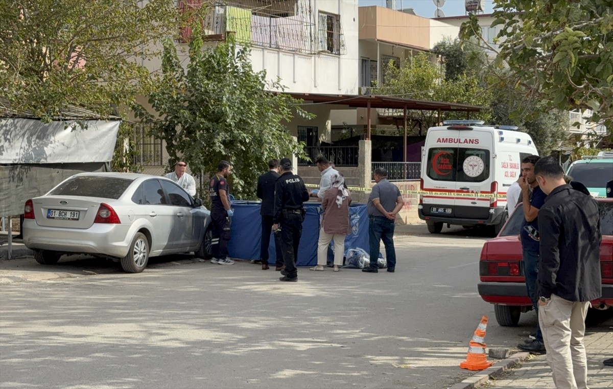 Adana'nın merkez Sarıçam ilçesinde bir kişi sokakta pompalı tüfekle vurularak öldürüldü, cinayet...