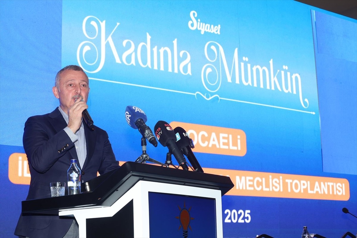 AK Parti Genel Başkan Yardımcısı ve Teşkilat Başkanı Ahmet Büyükgümüş (sol 3), Kocaeli Kongre...