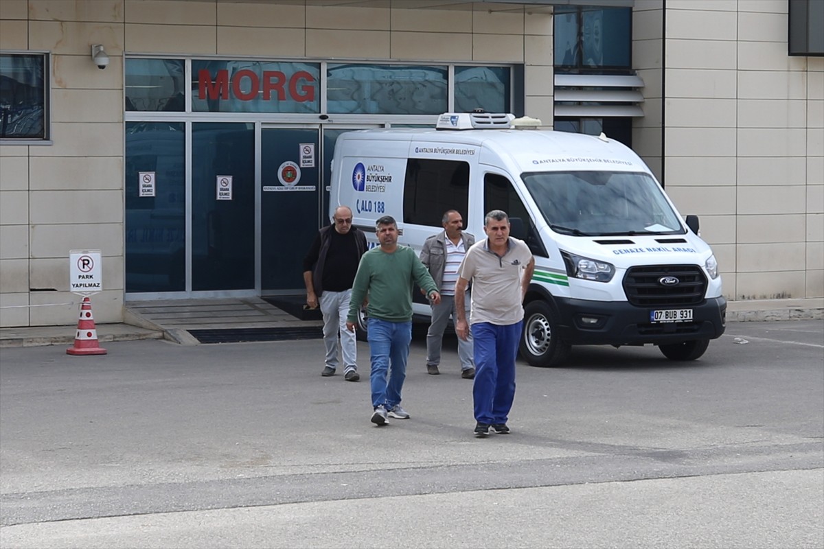 Antalya'nın Kepez ilçesinde skuter ile giderken önünü kesen şüpheli tarafından bıçaklanan Ali...