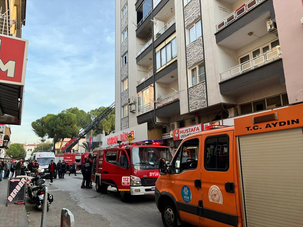Aydın'ın Nazilli ilçesindeki bir apartman dairesinde çıkan yangın ekiplerin müdahalesiyle...