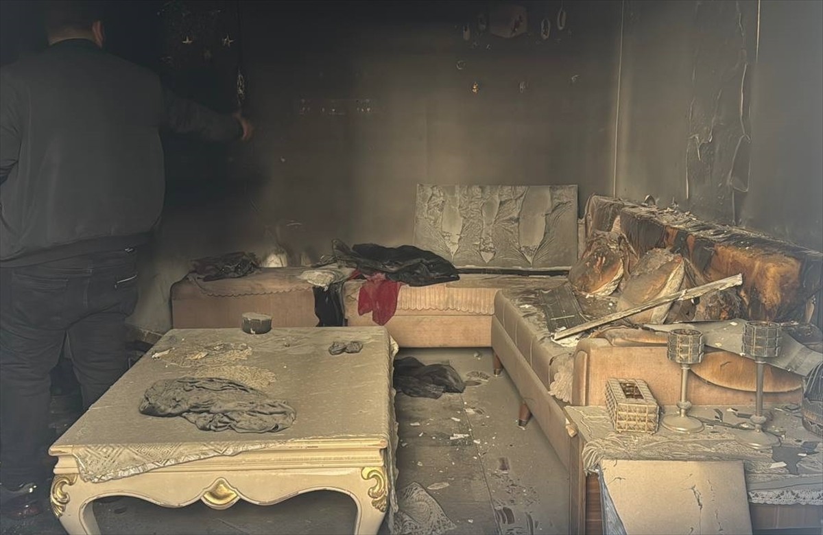 Başakşehir'de sitede çıkan yangında 2 kişi dumandan etkilendi. 