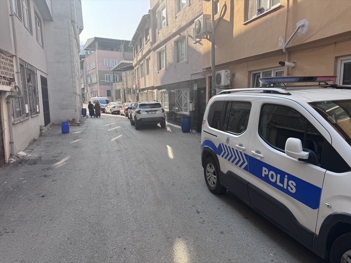 Bursa'nın Yıldırım ilçesinde erkek arkadaşı tarafından bıçaklanan kadın hastanede öldü. Polis...
