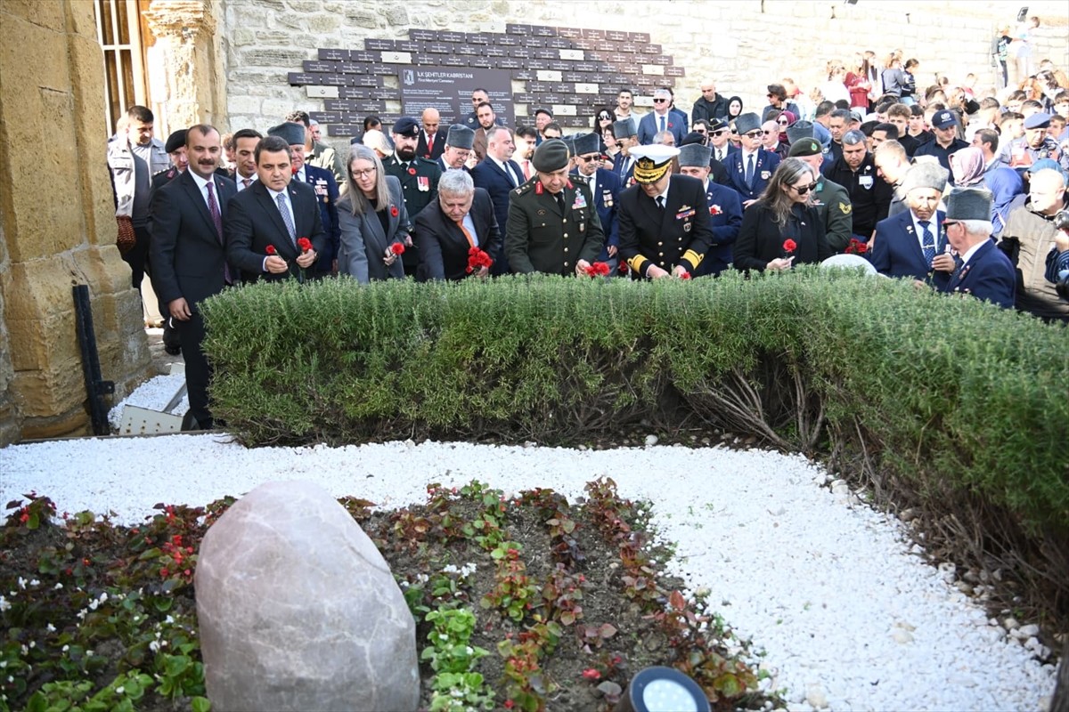 Çanakkale Deniz Savaşı'ndan önce 3 Kasım 1914'te Çanakkale Boğazı girişine gelen İngiliz ve...