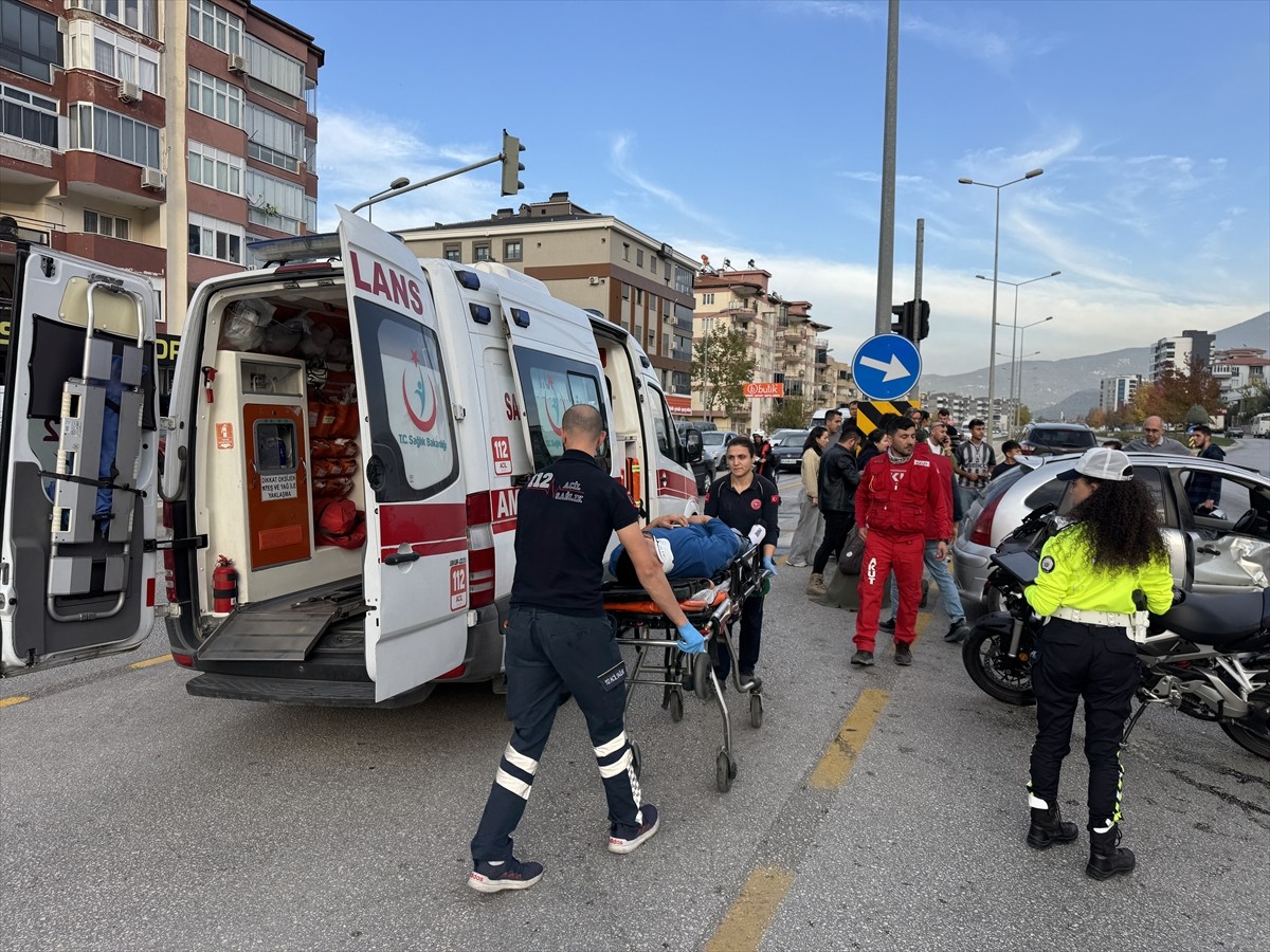 Denizli'nin Pamukkale ilçesinde otomobille motosikletin çarpıştığı kazada 4 kişi yaralandı....