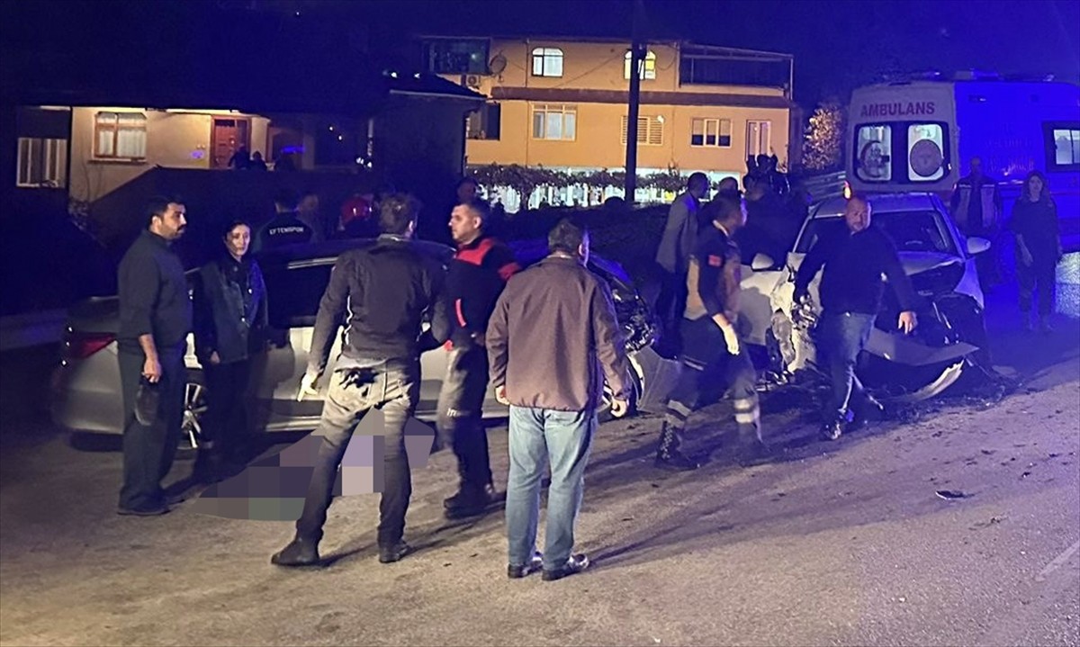 Düzce'nin Gölyaka ilçesinde iki otomobilin karıştığı kazada 7 kişi yaralandı.  