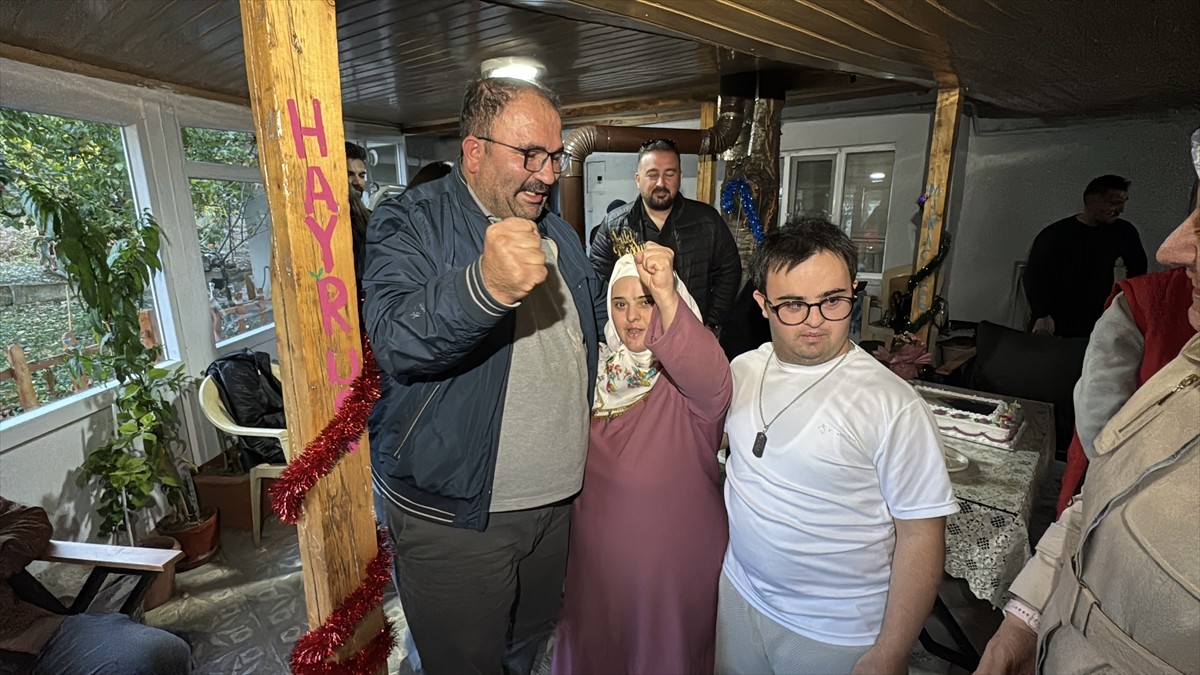 Erzincan'da Gönüllü Gençler Derneği üyeleri, down sendromlu Sümeyra Demir’in doğum gününü evinde...