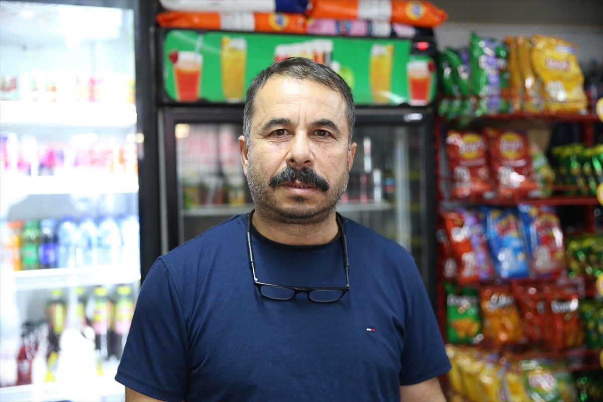 Hatay'ın Dörtyol ilçesinde bir hayırsever, 30 kişinin mahalledeki markete olan borcunu kapattı....