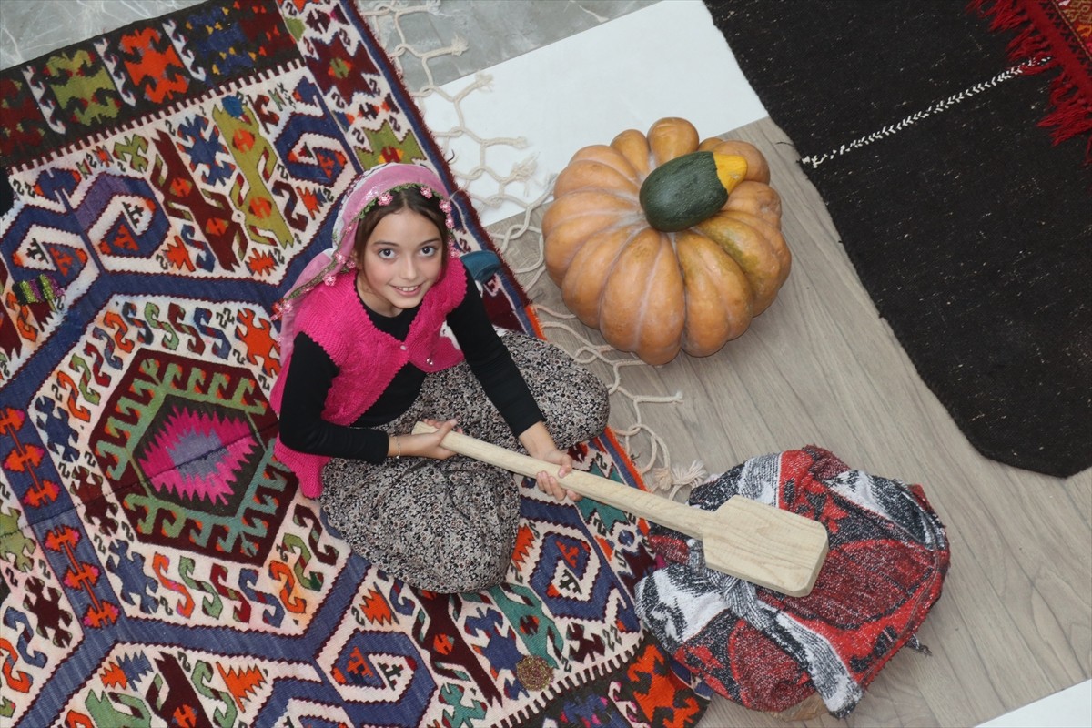 Isparta'da, ilkokul öğrencilerince hazırlanan "Köklerden Geleceğe Kültürel Değerlerimiz" sergisi...