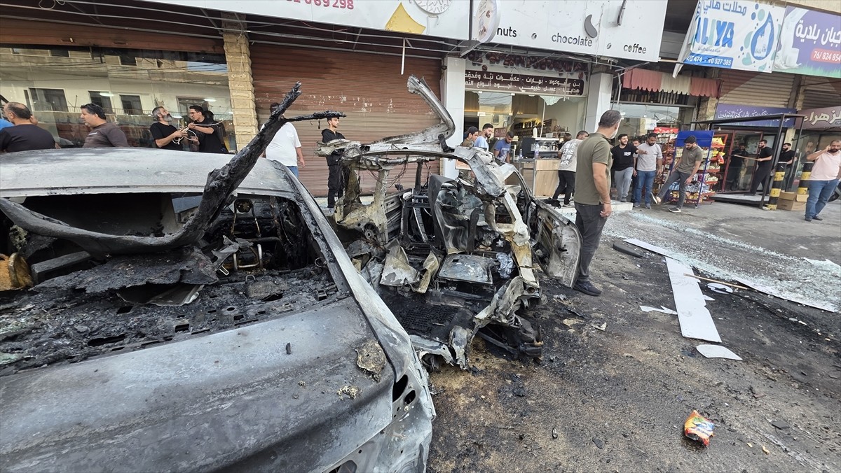 İsrail ordusunun Lübnan'ın güneyindeki Nebatiye vilayetinde bir araca insansız hava aracıyla (İHA)...