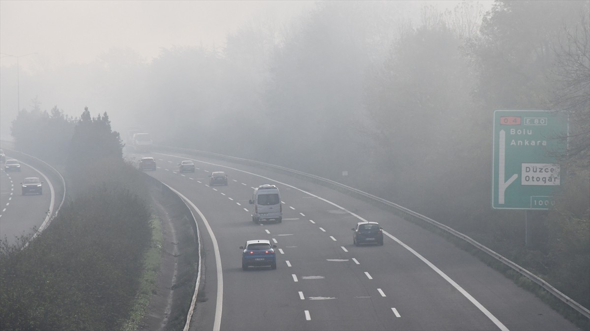 İstanbul ile Ankara arasında ulaşımı sağlayan güzergahlardan Anadolu Otoyolu'nun Düzce geçişindeki...
