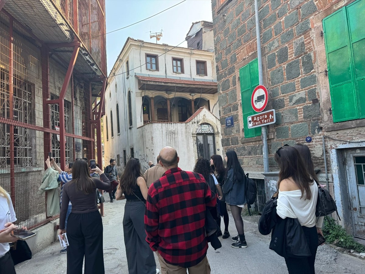 İzmir Ekonomi Üniversitesi (İEÜ) öğrencileri, kentin tarihi bölgelerinde çektikleri fotoğrafları...