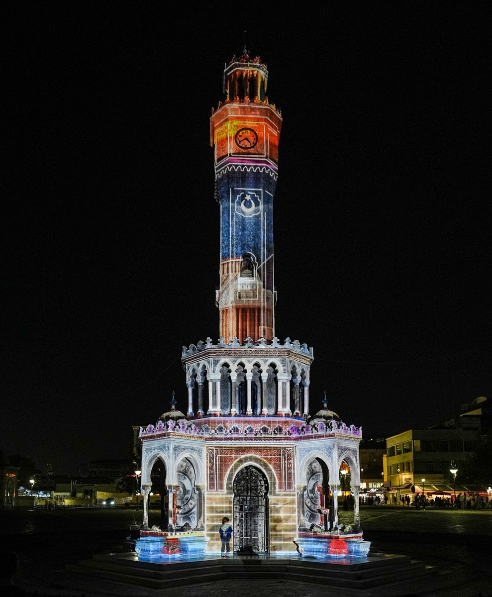 İzmir Kültür Yolu Festivali kapsamında kentin simgesel yapılarından İzmir Saat Kulesi, dijital...