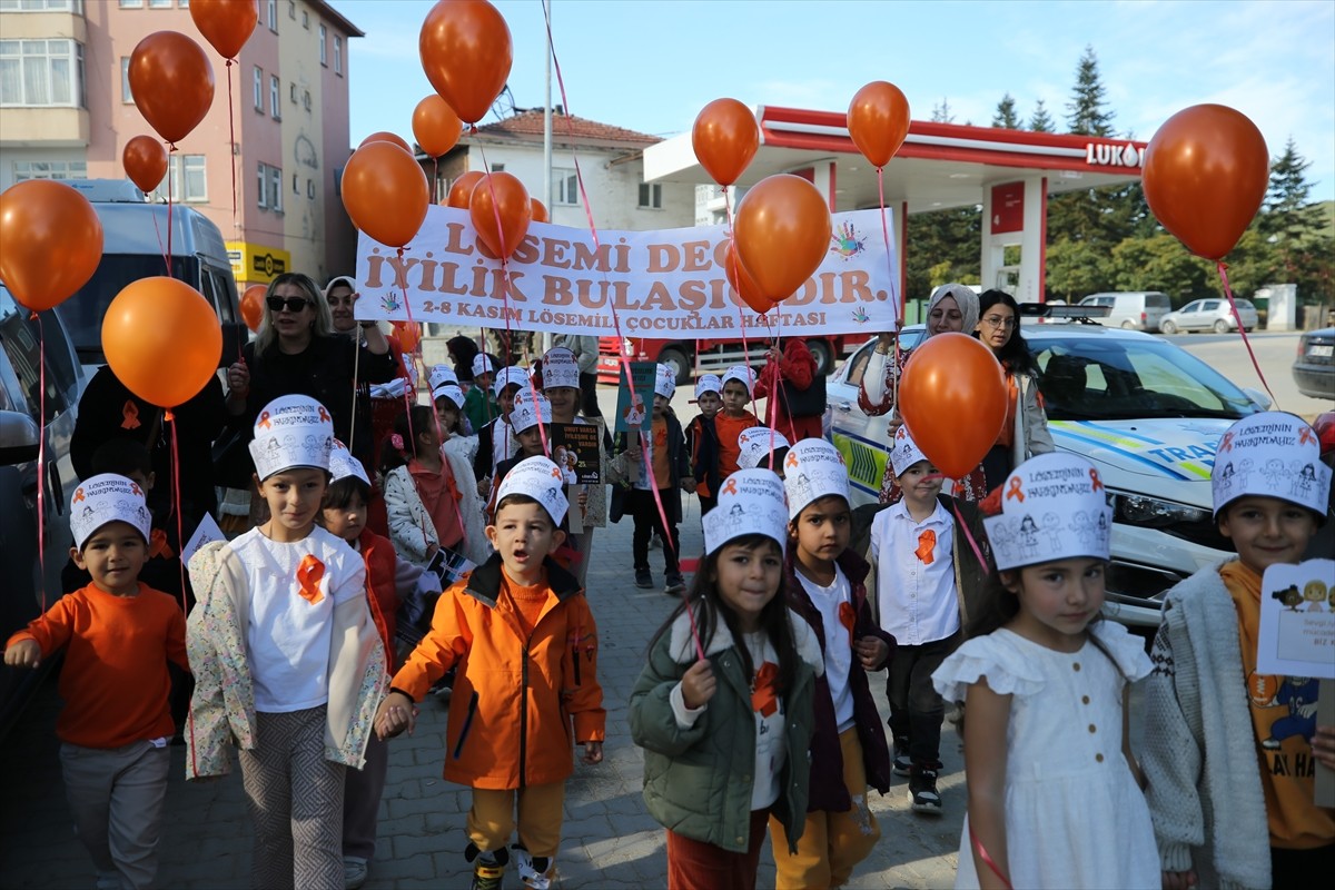 Karabük'ün Eflani ilçesinde ana sınıfı öğrencileri, lösemi hastalığına dikkati çekmek için...
