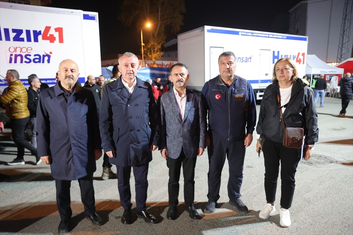 Kocaeli'nin Gebze ilçesinde 7 katlı apartmanın çöktüğü ve bazı binaların tedbir amaçlı tahliye...