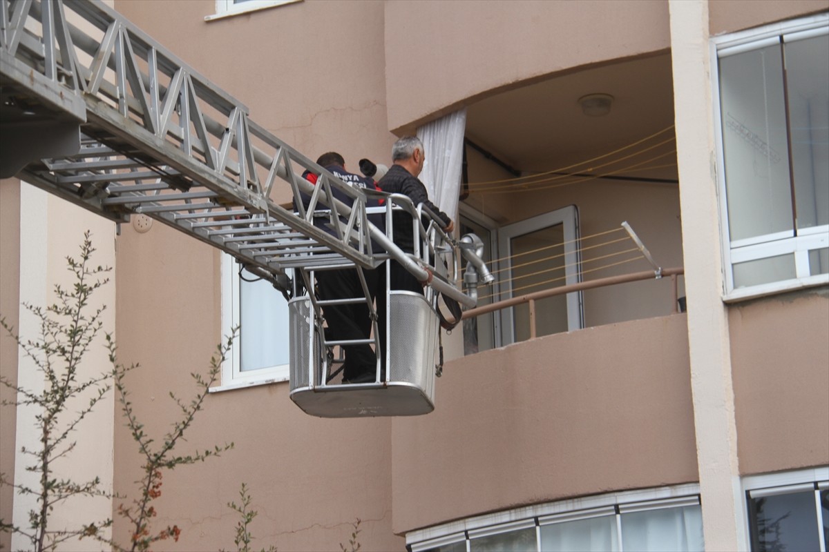 Konya'nın Beyşehir ilçesinde 4 katlı binada çıkan yangında yaralanan kadın hastaneye kaldırıldı....