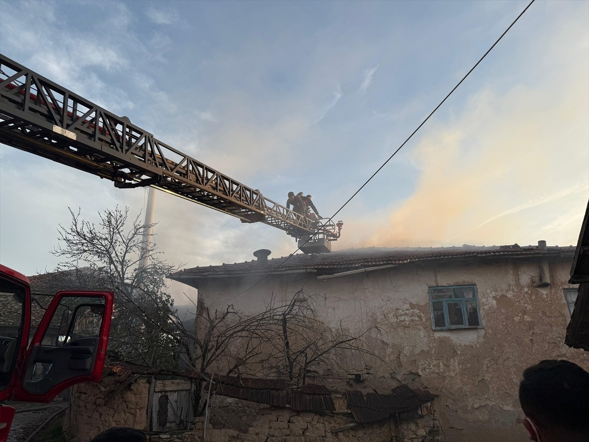 Kütahya'nın Hisarcık ilçesinde, bir köyde çıkan yangında 2 ev ve 1 ahır kullanılamaz hale geldi....