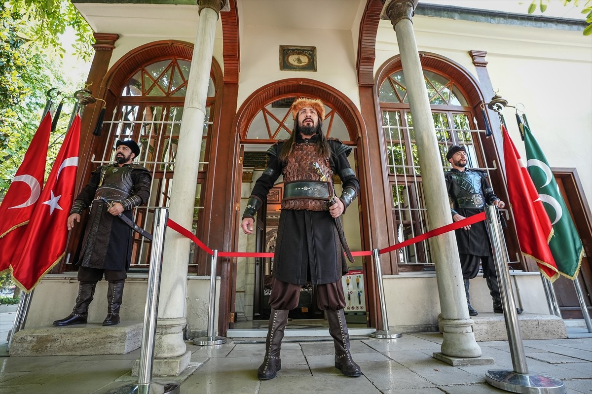 Osmanlı Devletinin kurucusu Osman Gazi'nin türbesinde jandarma personelinin alp kıyafetleri, kılıç...