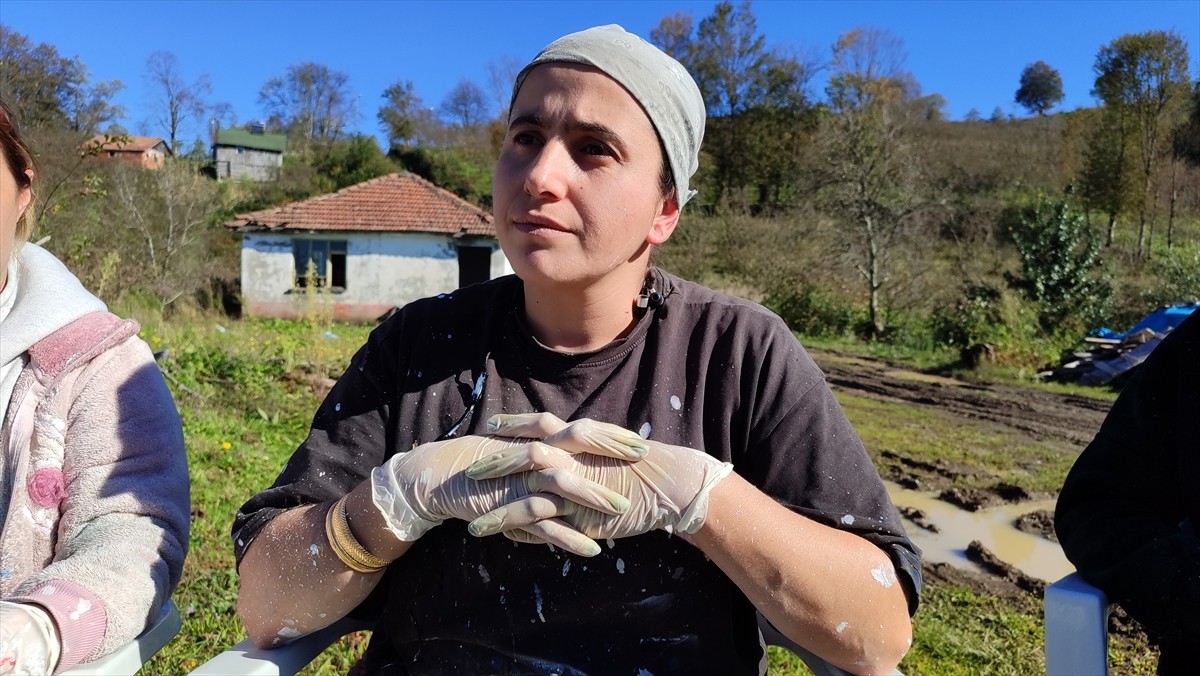 Samsun'da yaşayan kadın nakkaşlar Aynur Şeker, Nazlı Cezan ve Işık Kahrıman, metrelerce yüksekteki...