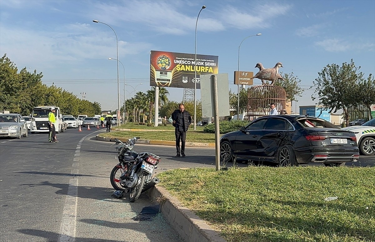 Şanlıurfa'nın Haliliye ilçesinde otomobille çarpışan motosikletteki 2 kişi hayatını...