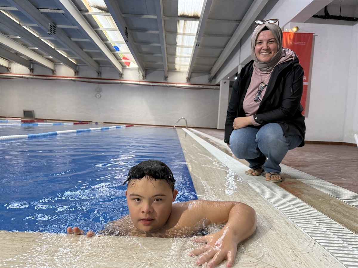 Tekirdağ'da yaşayan down sendromlu 13 yaşındaki Kayra Karabulut, 6 yıl önce başladığı yüzme...