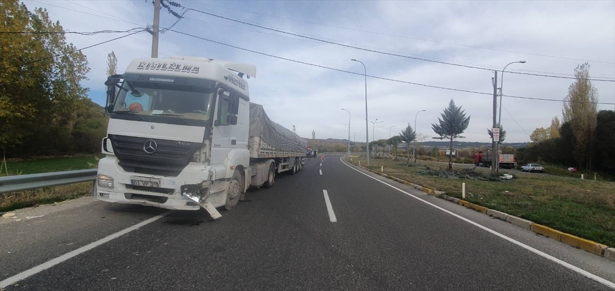 Uşak’ın Banaz ilçesinde tır ile otomobilin çarpışması sonucu 1 kişi ağır yaralandı.