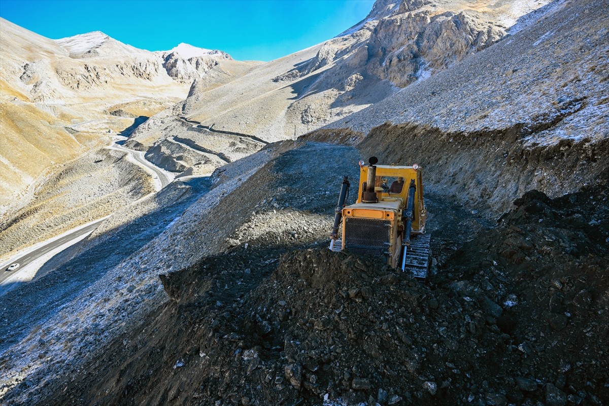 Van'da 4 ve 5 Şubat 2020'de çığ düşmesi sonucu 42 kişinin hayatını kaybettiği Van-Bahçesaray kara...