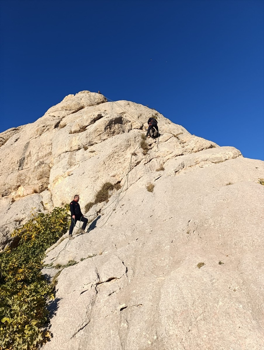 Van'ın Tuşba ilçesinde, kayalıklarda mahsur kalan kişi, Afet ve Acil Durum Yönetimi Başkanlığı...