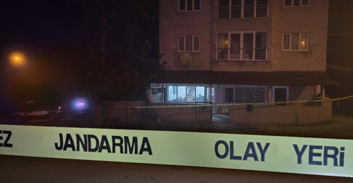 Zonguldak'ın Çaycuma ilçesinde bir kahvehaneye düzenlenen silahlı saldırıda 2 kişi öldü, 2 kişi...
